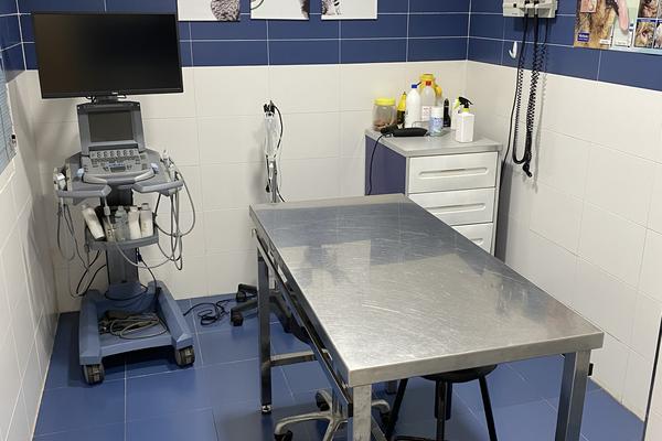 Sala de ecografía general con equipo de diagnóstico