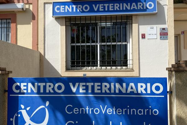 Entrada del Centro Veterinario Ciudad Jardín con banner corporativo