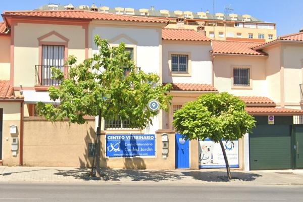 Vista exterior del Centro Veterinario Ciudad Jardín en Badajoz