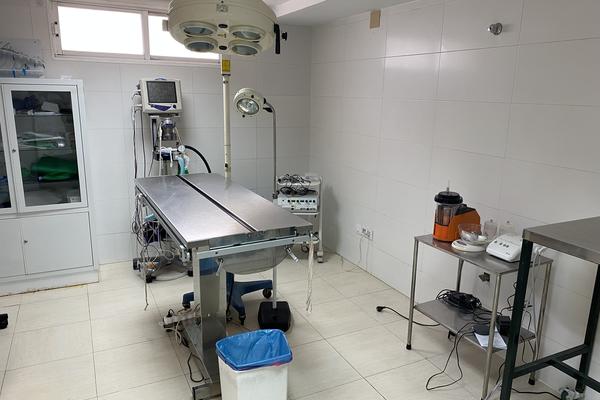 Quirófano propio con lámpara quirúrgica y mesa operatoria